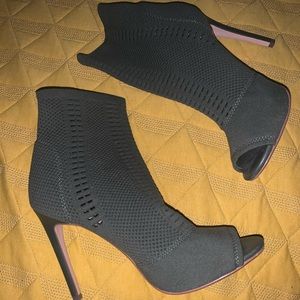 Olive Steve Madden booties